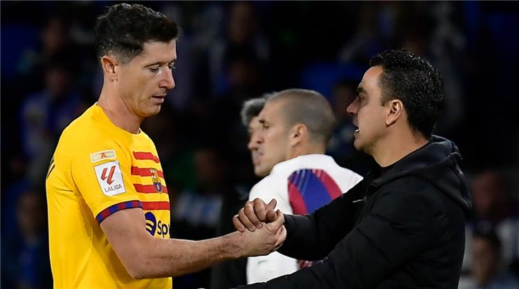 أزمة في برشلونة بين تشافي وليفاندوفسكي