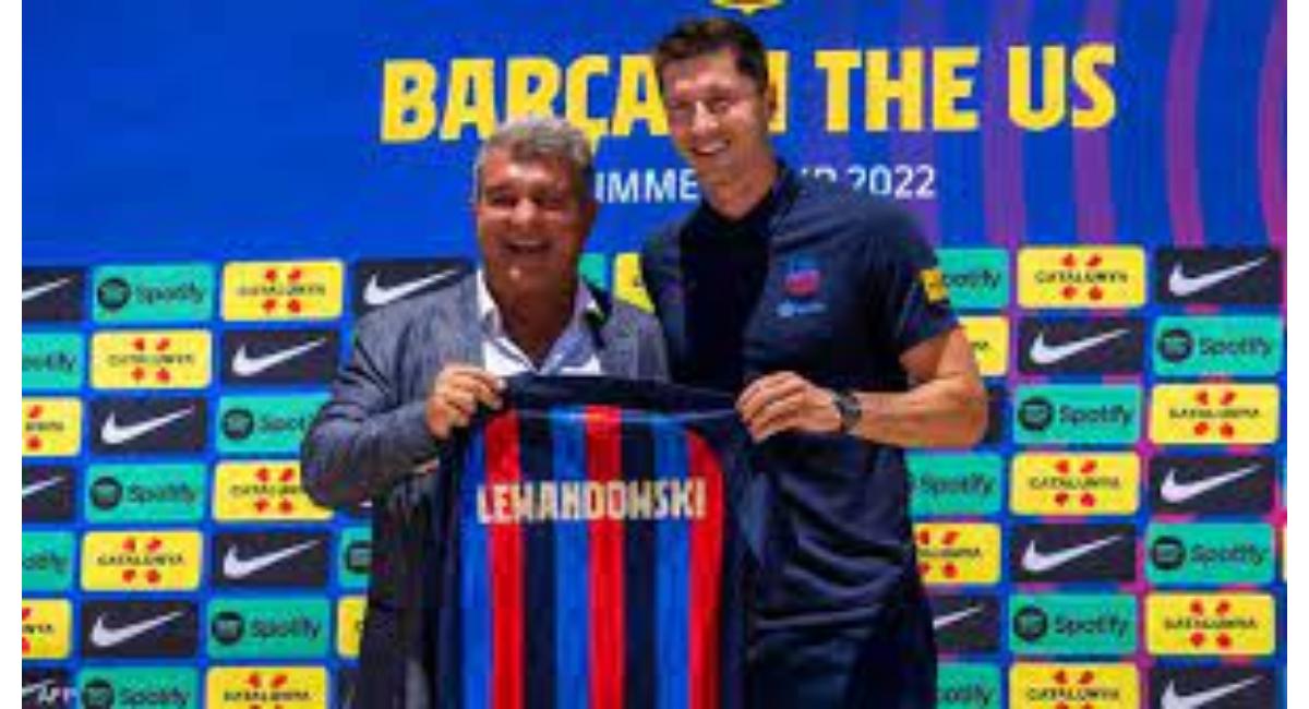 برشلونة مستعد للتضحية بليفاندوفسكي لتعويض بوسكينتس