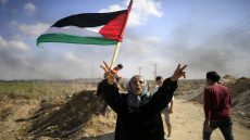 امرأة مصرية تحمل علم فلسطين وسط القاهرة