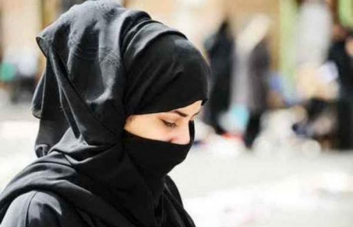 سعودية تقف امام اسرتها