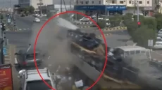 شاحنة تصدم سيارة بالسعودية