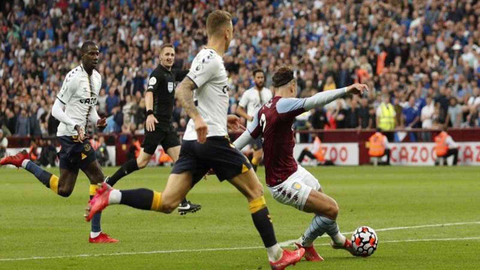 مباراة إيفرتون وأستون فيلا في الدوري الإنجليزي.