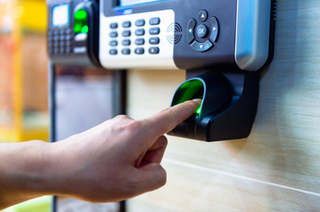 تطبيق نظام البصمة البيومترية في مدارس السعودية