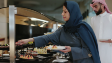 سيدة سعودية تقوم بطهي الطعام