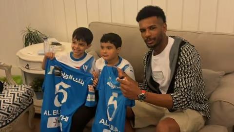 علي البليهي يطيب خاطر طفلين